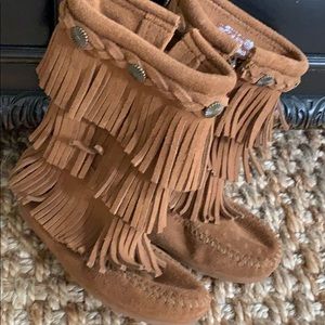 Minnetonka boots size 10
